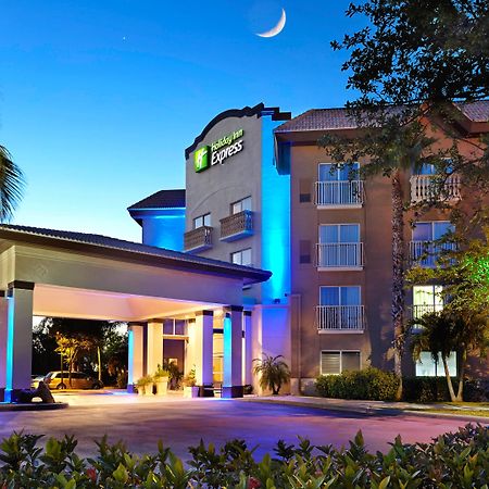 Holiday Inn Express & Suites Naples Downtown - 5Th Avenue By Ihg Εξωτερικό φωτογραφία