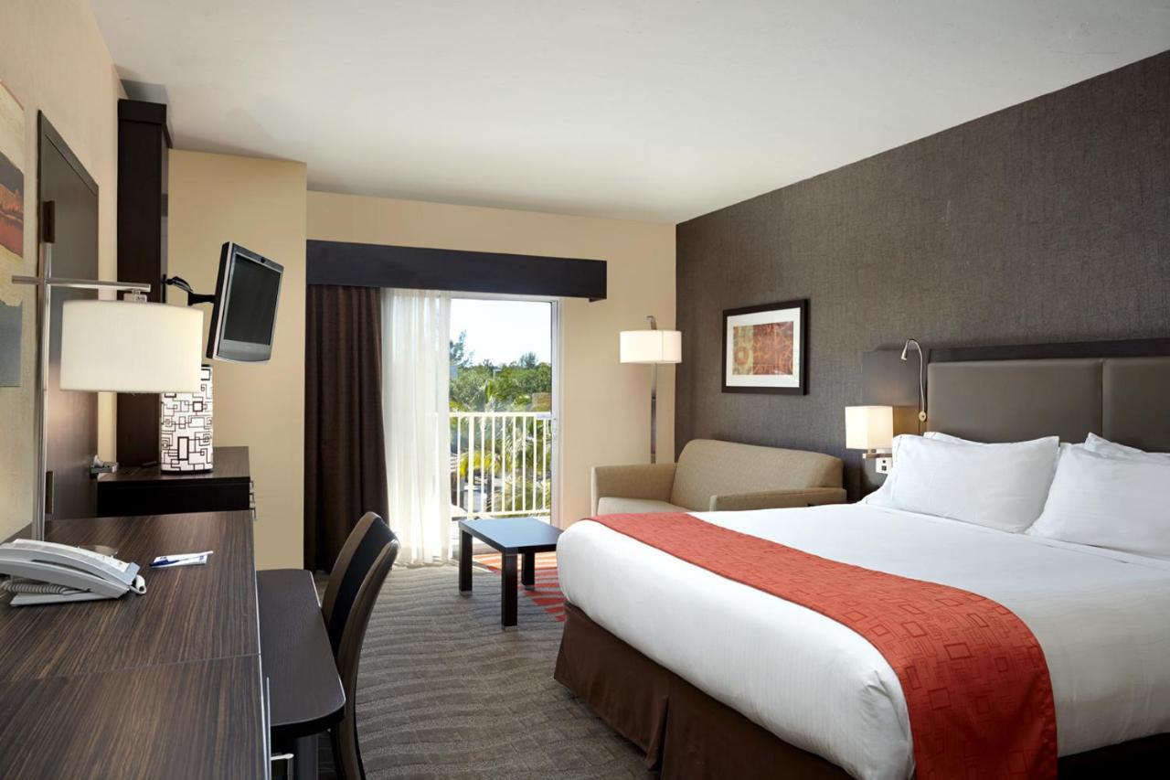Holiday Inn Express & Suites Naples Downtown - 5Th Avenue By Ihg Εξωτερικό φωτογραφία