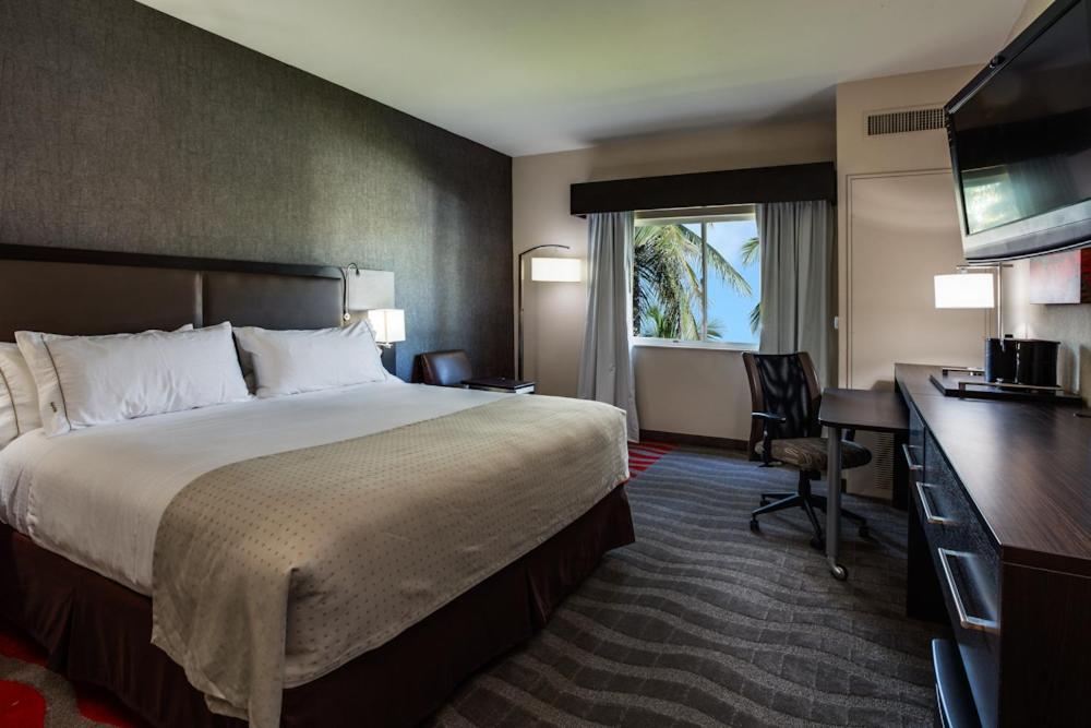 Holiday Inn Express & Suites Naples Downtown - 5Th Avenue By Ihg Εξωτερικό φωτογραφία