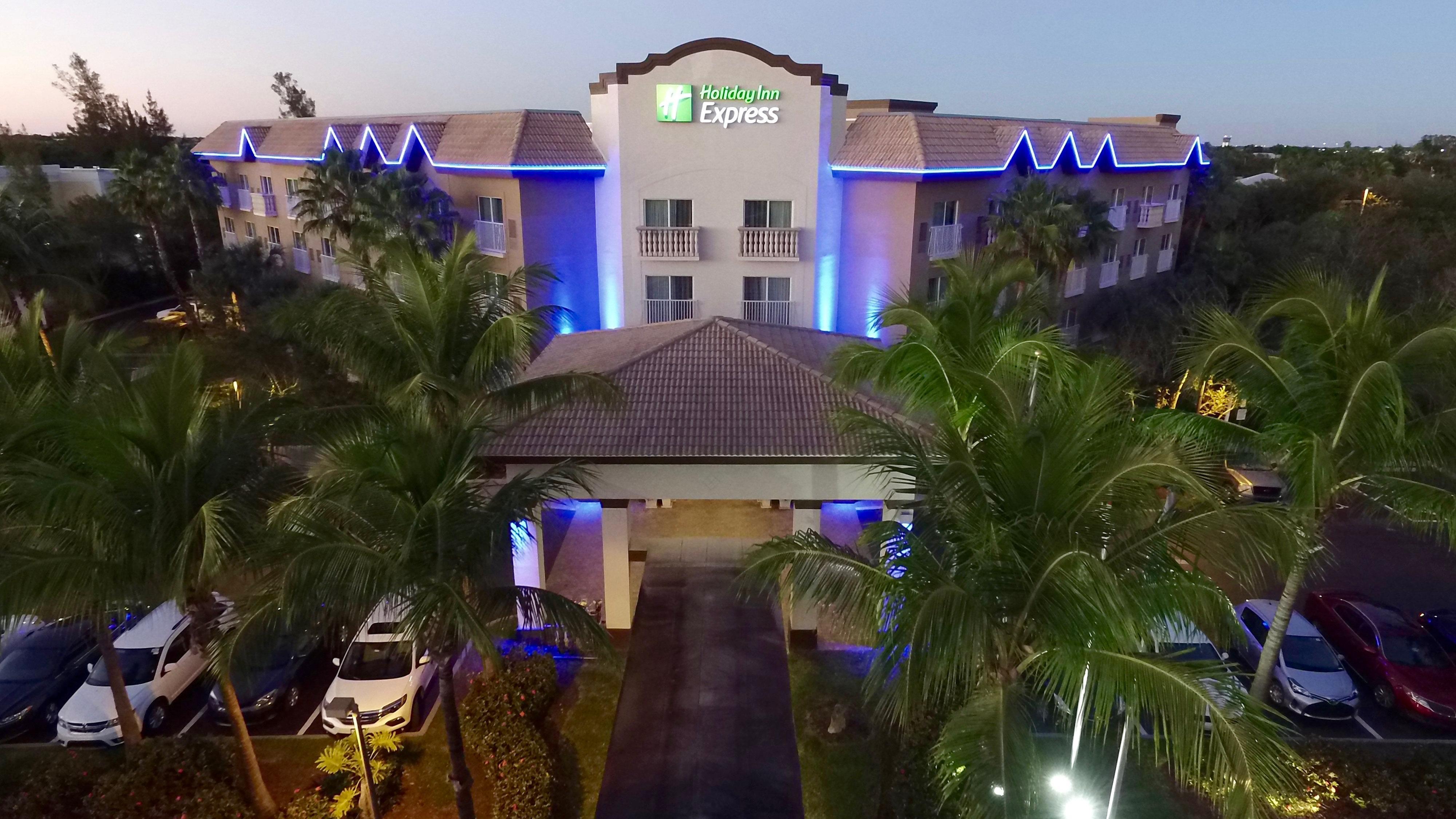 Holiday Inn Express & Suites Naples Downtown - 5Th Avenue By Ihg Εξωτερικό φωτογραφία