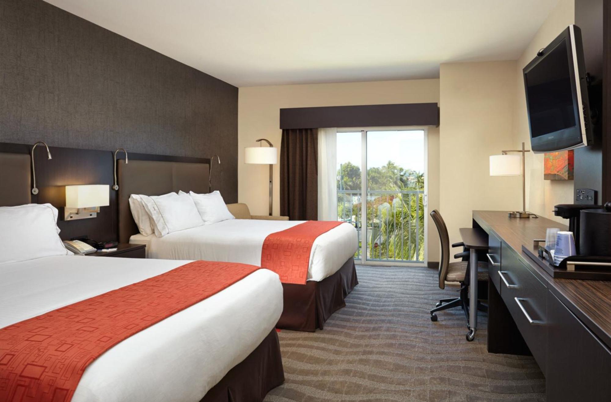 Holiday Inn Express & Suites Naples Downtown - 5Th Avenue By Ihg Εξωτερικό φωτογραφία